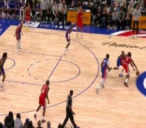 干啥呢哈登弧顶又被断奥萨尔轻松扣篮得分