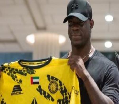 加盟在即!阿联酋球队官方晒照,巴洛特利手持自己印号的9号球衣