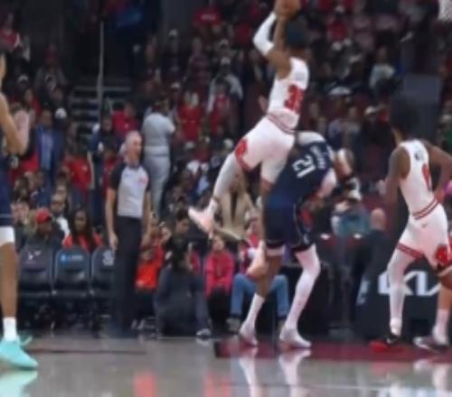 幸无大碍！奥科罗拼抢倒地砸中加福德简单调整后两人均继续作战