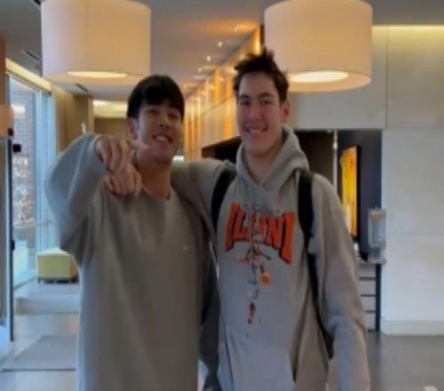 张博源伊利诺伊大学访校第二弹：参观老牌球队校史馆拍摄定妆照