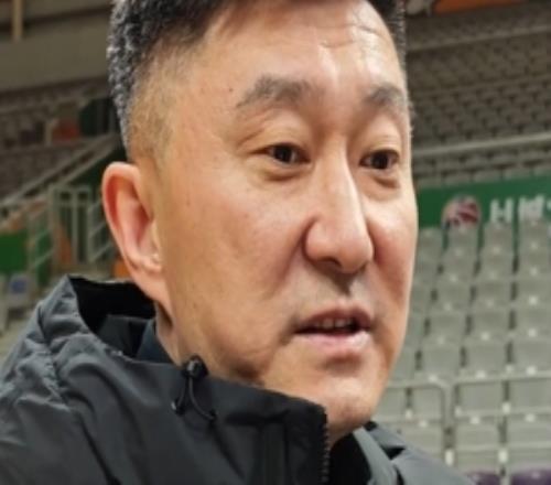 杜锋：天气很冷但在机场就感受到辽宁球迷热情辽宁篮球基础雄厚