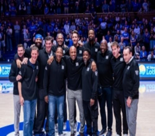 老K布泽尔巴蒂尔领衔！杜克大学晒2001年球队阵容你认识几个