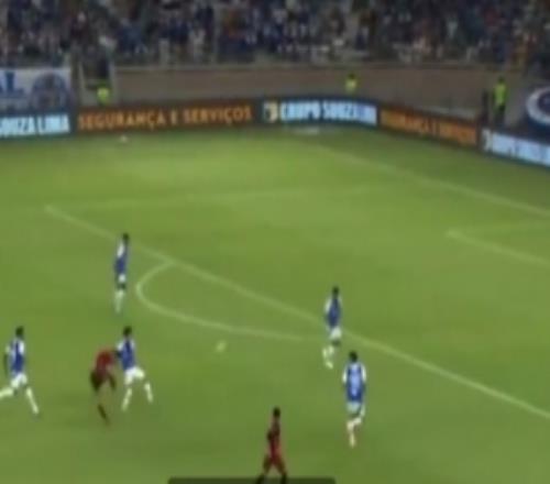 巴西州联赛中的一记精彩穿云箭