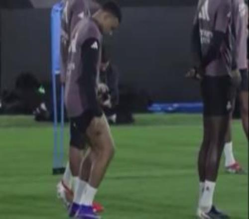 带伤出战巴萨姆巴佩赛前弯腿测试膝盖情况,膝伤休养不到两周