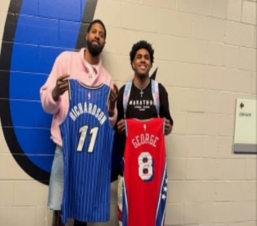 差着辈分！乔治和魔术理查德森合影后者曾是乔治AAU球队球员