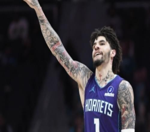 黄蜂主帅谈此前三球替补：他想帮助球队赢球不管是何种方式