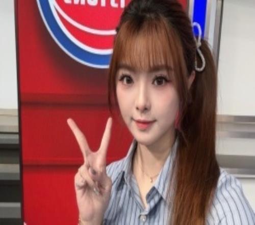 连轴转！主持人泱泱晒照：晚上好准备看CBA了