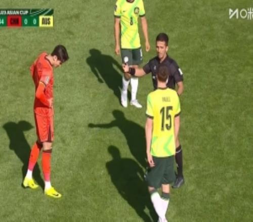 黄健翔：澳大利亚防拜合拉木手上动作多，要保持冷静诱使其吃牌