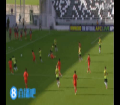 李镇全染黄！第57分钟，李镇全拼抢中直接铲倒澳大利亚球员