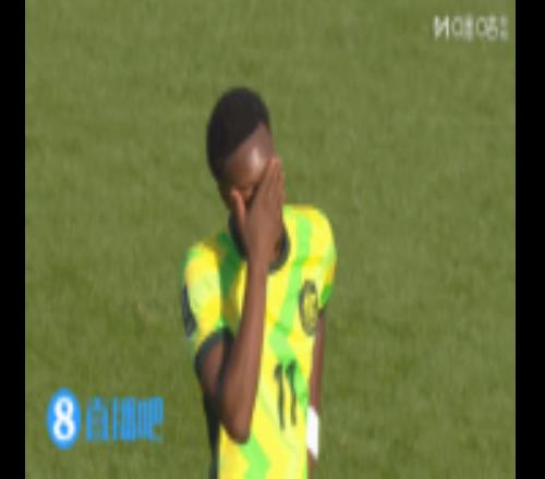对方无奈了！澳大利亚球员好机会被李昊神扑，捂脸无奈