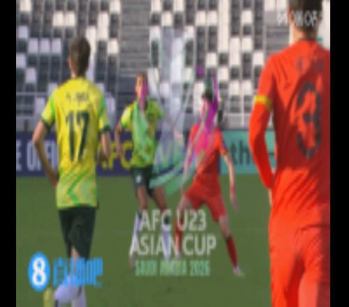 这球没吹！王钰栋争抢头球时被肘到头部，裁判没有吹罚犯规