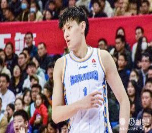 媒体人：北京防守问题暴露无遗曾凡博三分时灵时不灵防守未恢复