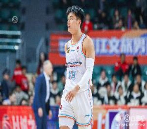 排队道歉！于德豪神准发挥7中6&三分6中5轰下17分5板3助