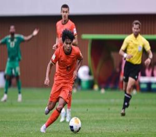 蒯纪闻连场替补待命，首轮第88分钟出战