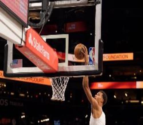 怀特：文班在护筐的同时能够迅速补防底角你得时刻知道他的位置