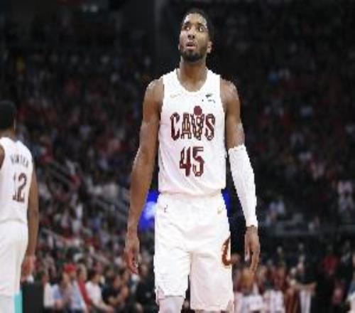 主攻手！米切尔半场12中5拿到最高14分三分5中2