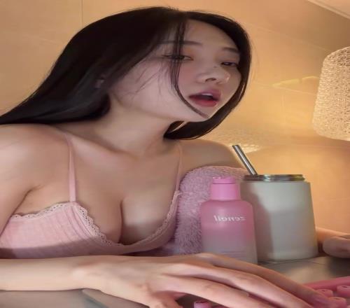 《剑星》体模申才恩身穿性感吊带轻哼歌唱胸前“马里亚纳”一览无遗