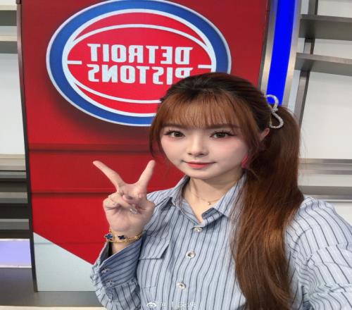 连轴转！主持人泱泱晒照：晚上好准备看CBA了