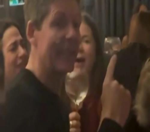 太阳报：水晶宫遭爆冷淘汰后，主帅格拉斯纳现身酒吧参与派对