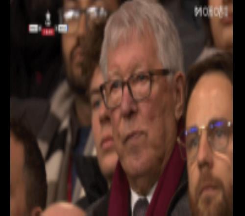 曼联01落后！镜头给到看台嚼口香糖的弗格森和一旁的斯科尔斯