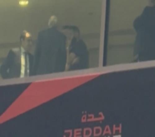 现场观看西超杯国家德比！记者：本泽马在贵宾包厢与老佛爷聊天