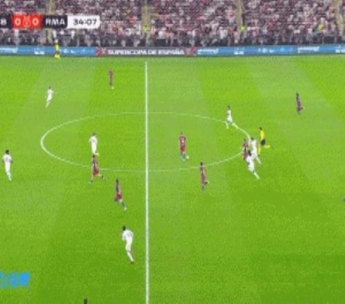 这啥射门质量拉菲尼亚大单刀机会，射门离谱打偏