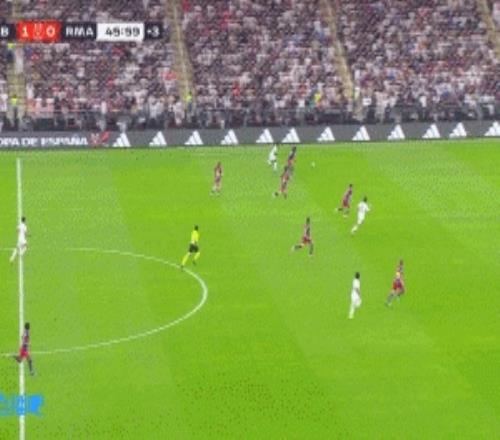 纯个人能力！维尼修斯穿裆一条龙建功，连续过人后低射破门