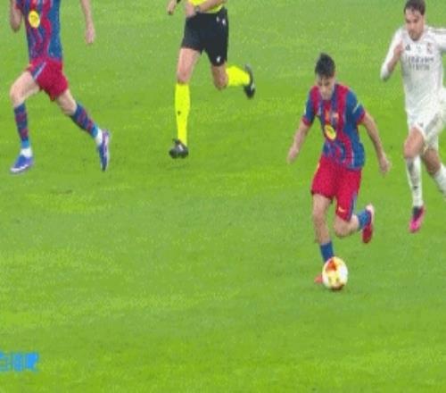 两队爆发争吵!阿森西奥踢倒佩德里染黄,埃里克、巴尔韦德也染黄