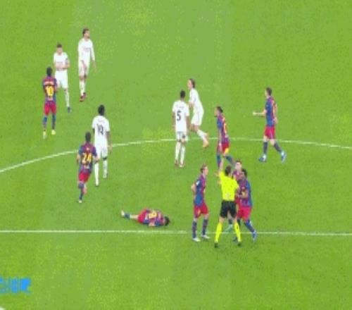 拉菲尼亚冲上去为队友出头，被巴尔韦德推到地上滚了一圈