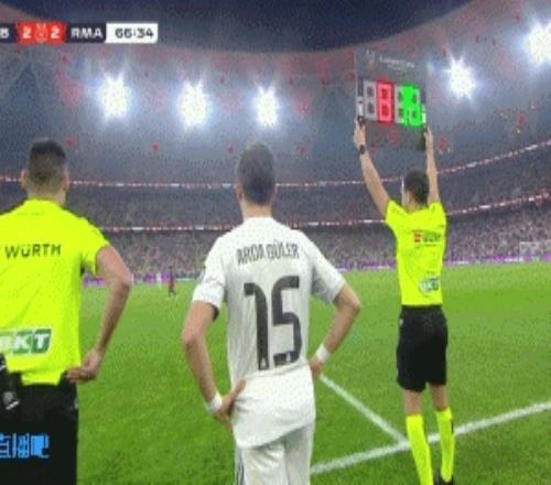 皇马也做出换人调整，居莱尔换下巴尔韦德