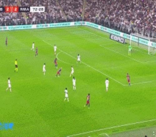 拉菲尼亚射门击中阿森西奥发生折射，本场完成梅开二度！