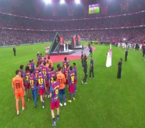 记者：皇马方面表示，没列队是西足协因摄影角度要求他们换个位置