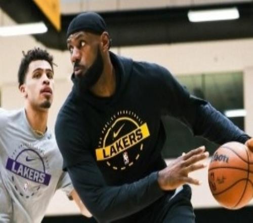 力争结束连败！湖人官方晒训练照：备战与进步