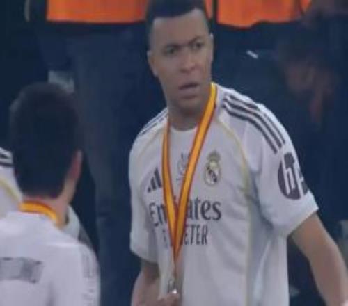 世体：姆巴佩赛后多次让队友不要为巴萨鼓掌，并催促队友离开