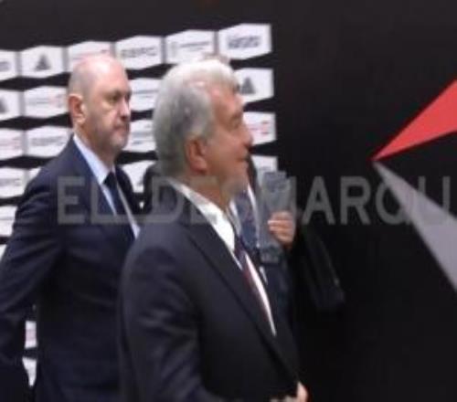 一个脸色铁青，一个满面春风！弗洛伦蒂诺赛后与拉波尔塔同行离开