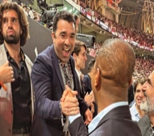 名宿观战！克鲁伊维特现场见证巴萨夺冠，并与德科见面