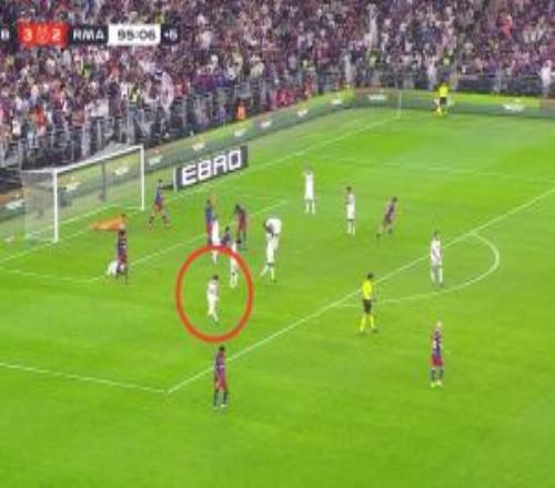 气炸了！居莱尔策动但A费错失绝平，前者掀衣服发泄+怒踹草坪