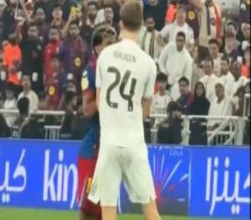 国家队队友！亚马尔与赫伊森冲突互相推搡，质问是不是“疯了”