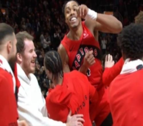 机智如你！还剩0.8秒斯科蒂巴恩斯第二罚故意不中时间走完！