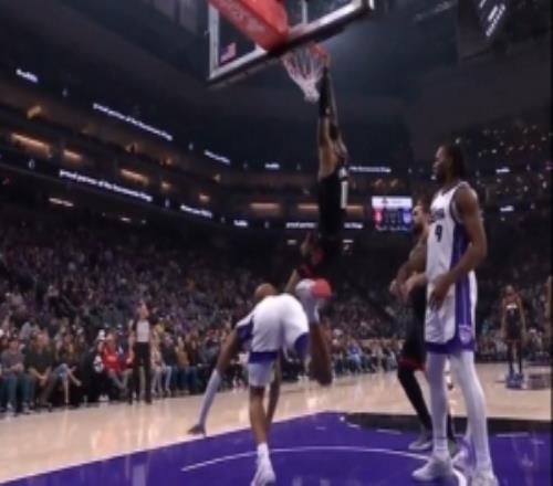 硬气一把！小贾巴里史密斯底线空切单臂隔扣考德威尔！