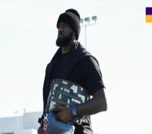 客战国王！湖人官推晒客场登机照：快速北上之旅