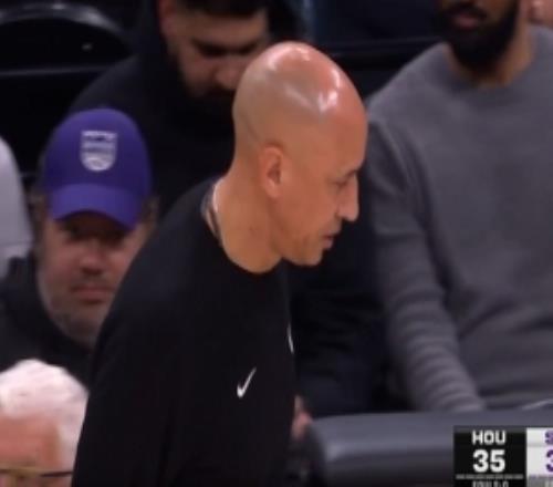 他都铁成啥样了！国王主帅吃T火箭让小史密斯罚球&打铁不中