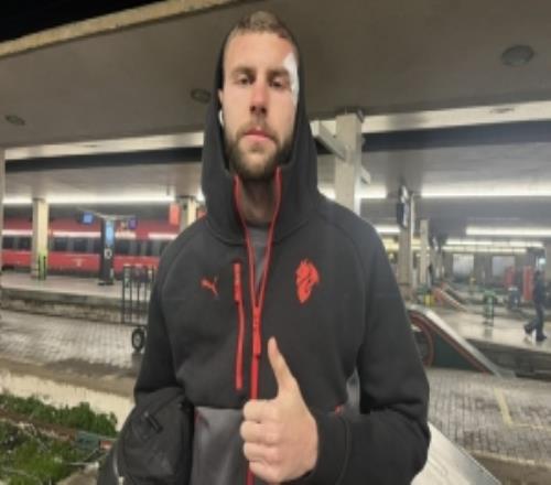 记者:帕夫洛维奇眉骨受伤缝了九针,检查结果显示身体没有大碍