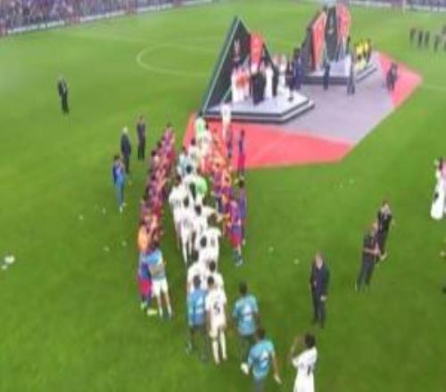 尊重!皇马全队上台领取亚军奖牌,巴萨全队为皇马球员列队