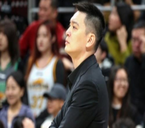 沈阳日报：辽宁男篮进攻乏力三分球24中3的低迷表现成为惨败关键