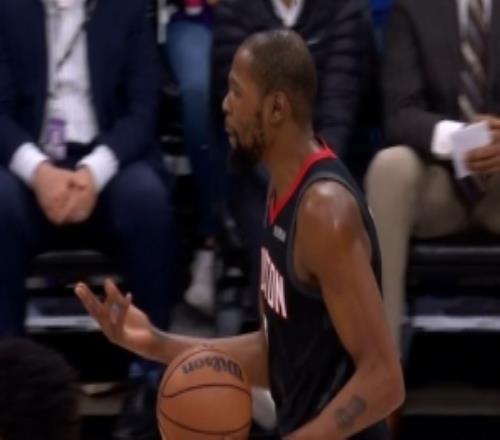 无奈了！杜兰特拼抢时又被德罗赞造成犯规后者两罚全中