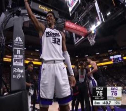 考德威尔抢篮板造成电风扇犯规蒙克讨要说法双方险些发生冲突