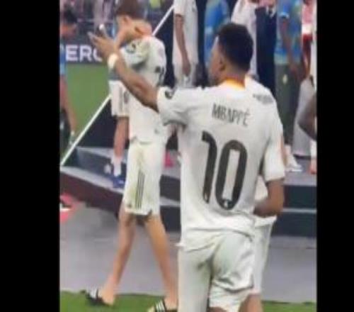 【近距离视角】姆巴佩非常生气，连续挥手招呼队友们离开