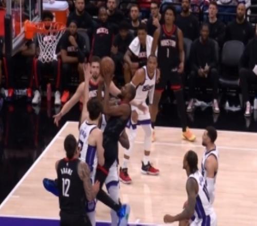 硬解能力！杜兰特强行突破面对多人补防扭腰上篮打成2+1