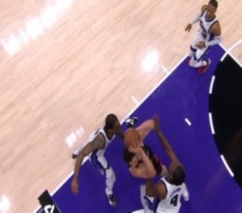 关键时刻不稳啊！申京两罚不中与拉文争篮板出界&国王球权